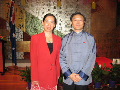 2009年1月22日副会长美祉小姐代表澳洲彩虹鹦国际作家笔会应邀出席中华人民共和国驻澳洲悉尼总领事馆举办的华人春节招待会时与中华人民共和国驻澳洲悉尼总领事(大使衔)胡山先生合影